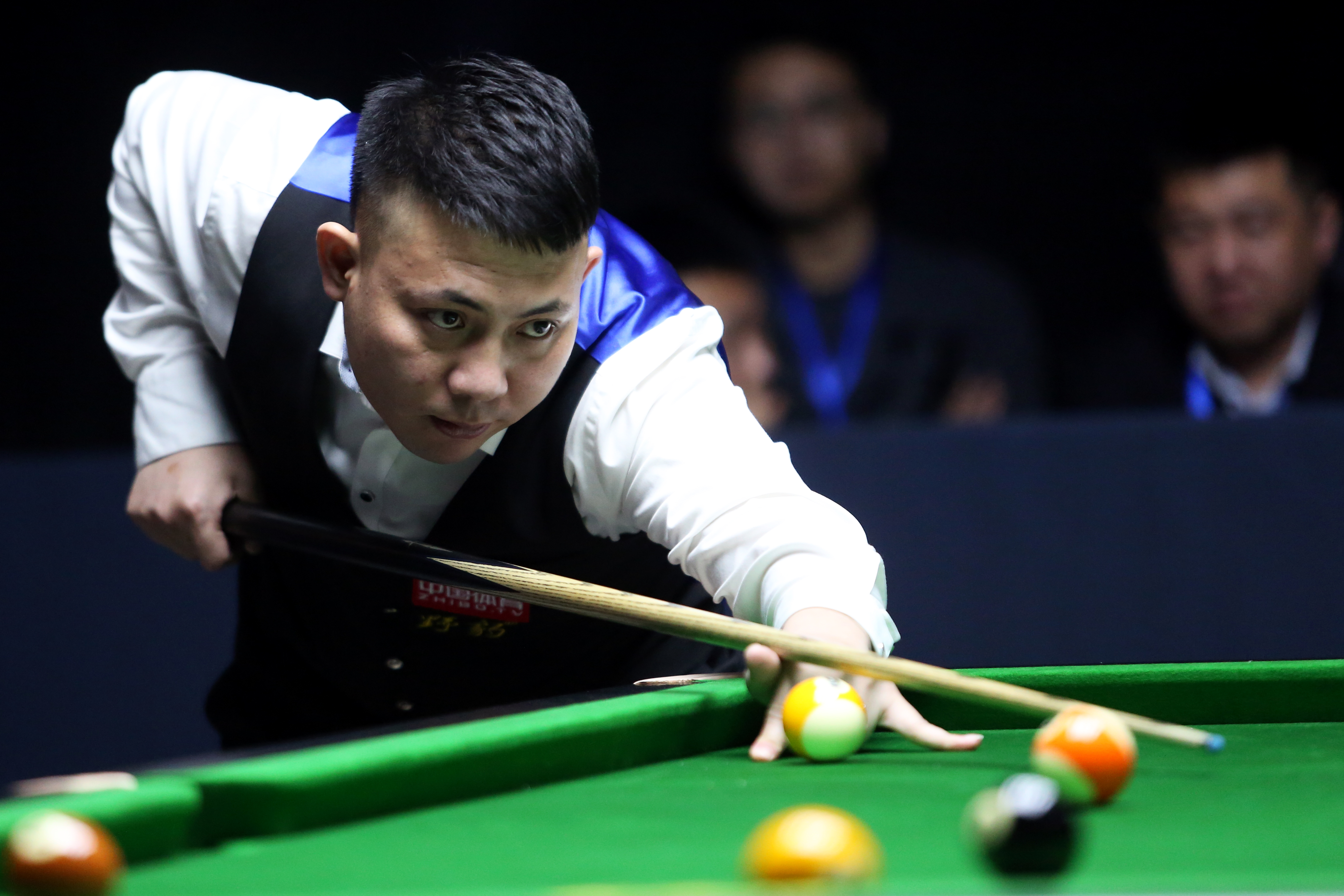 呈一边倒的 呈一边倒的